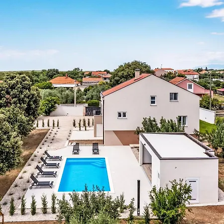 Certus By Interhome * Brisevo